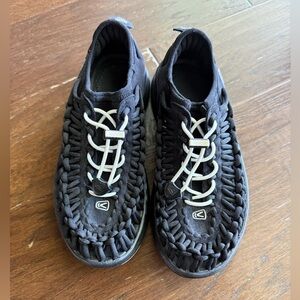 Keen Uneek sandals black sz 5.